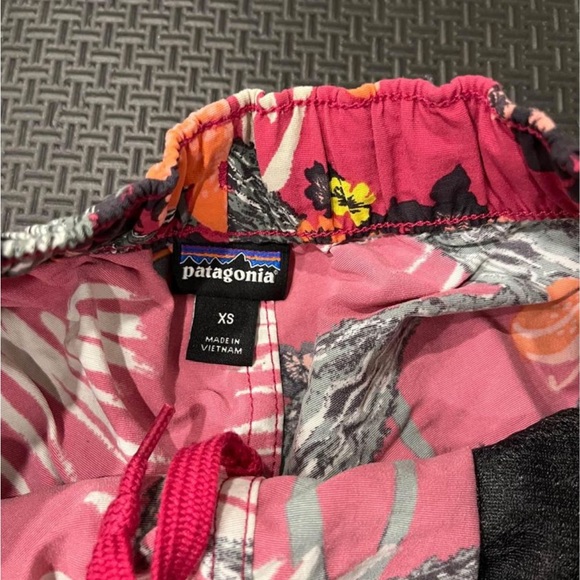 Patagonia barely baggies 2 1/2inch shorts - Picture 2 of 4